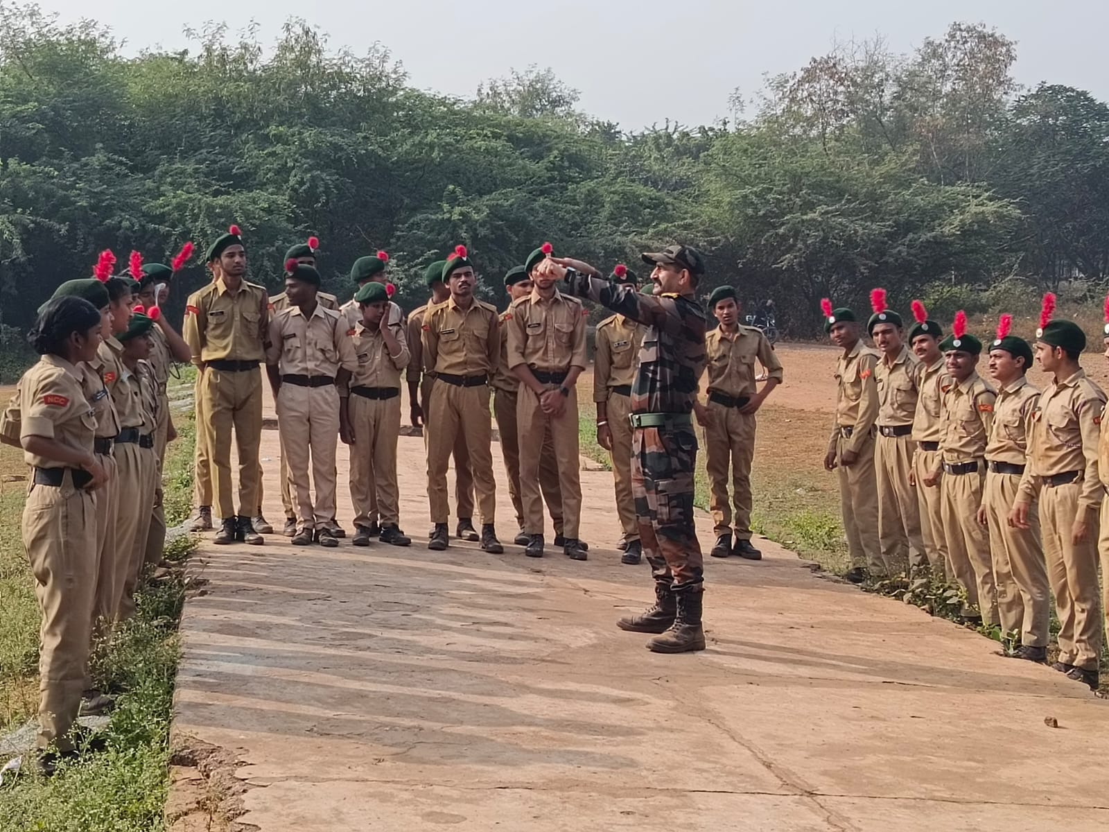 माधव महाविद्यालय के एन.सी.सी कैडेट्स को परेड के दौरान बताएं फील्ड और बैटल क्राफ्ट के प्रयोग..