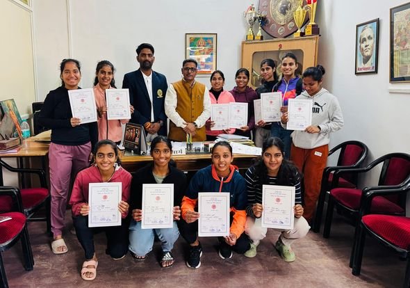 राज्य स्तरीय हॉकी (महिला) प्रतियोगिता 2023-24 में जीवाजी विश्वविद्यालय ग्वालियर चंबल संभाग की विजेता टीम में माधव महाविद्यालय के अधिकांश खिलाड़ी थे