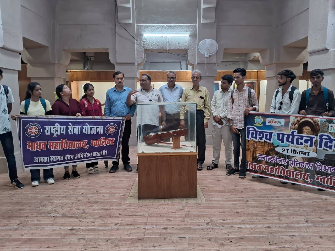 विश्व पर्यटन दिवस पर आज महाविद्यालय की राष्ट्रीय सेवा योजना इकाई के स्वयंसेवकों एवं इतिहास विभाग के विद्यार्थियों ने ऐतिहासिक भ्रमण कर पर्यटन के महत्व को समझा 