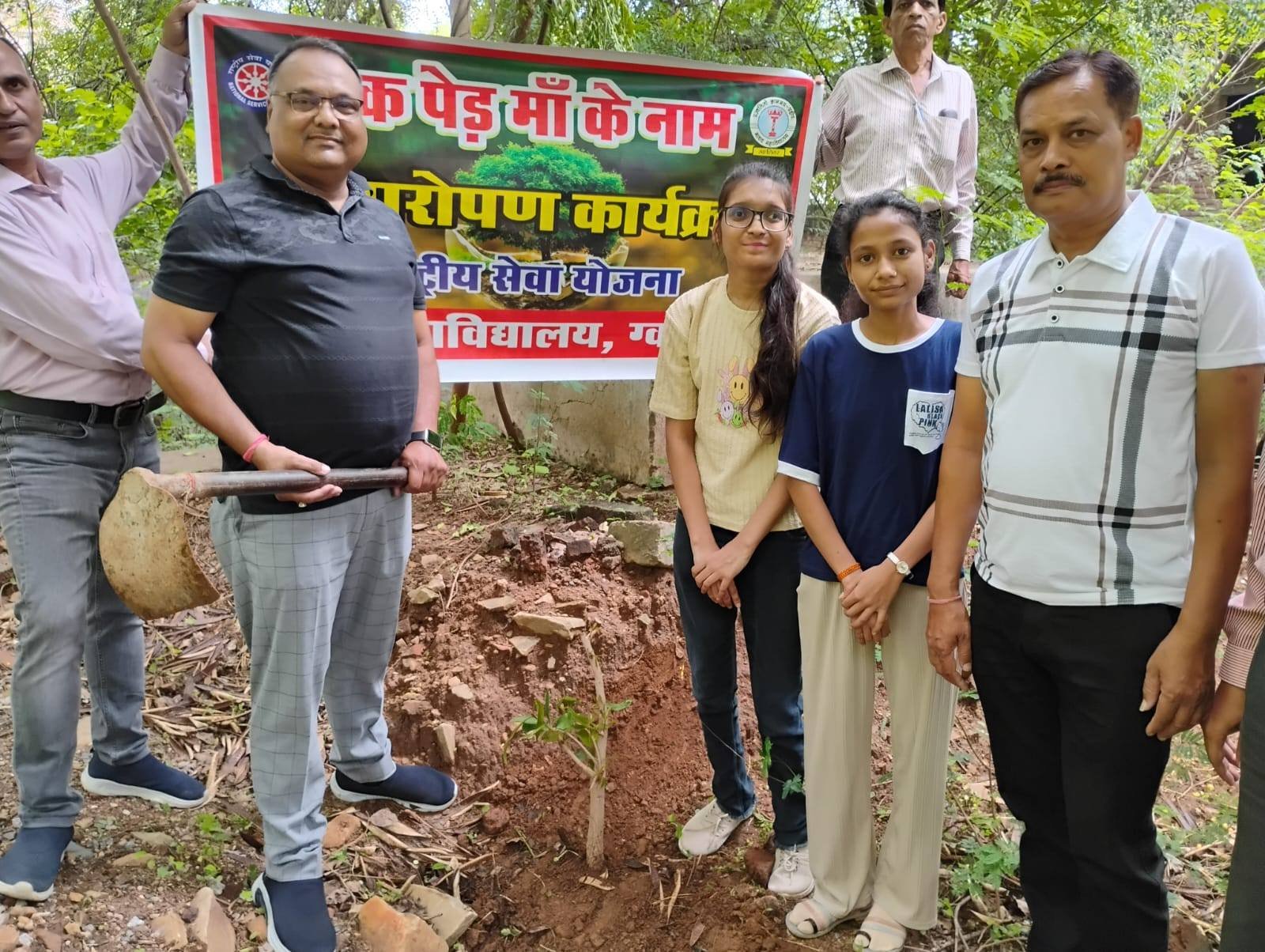 30 जून 2025 एक पेड़ माँ के नाम अभियान में NSS माधव महाविद्यालय ने किया  पौधा रोपण 