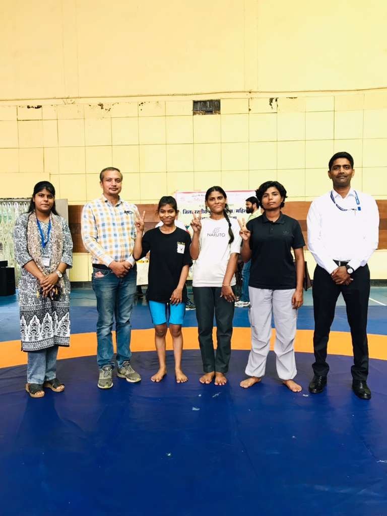 जीवाजी विश्वविद्यालय द्वारा आयोजित जिलास्तरीय कुश्ती महिला प्रतियोगिता 2025-26 में महाविद्यालय की छात्रा  मुस्कान भदौरिया ने 55 किलो वर्ग में गोल्ड मेडल जीता.