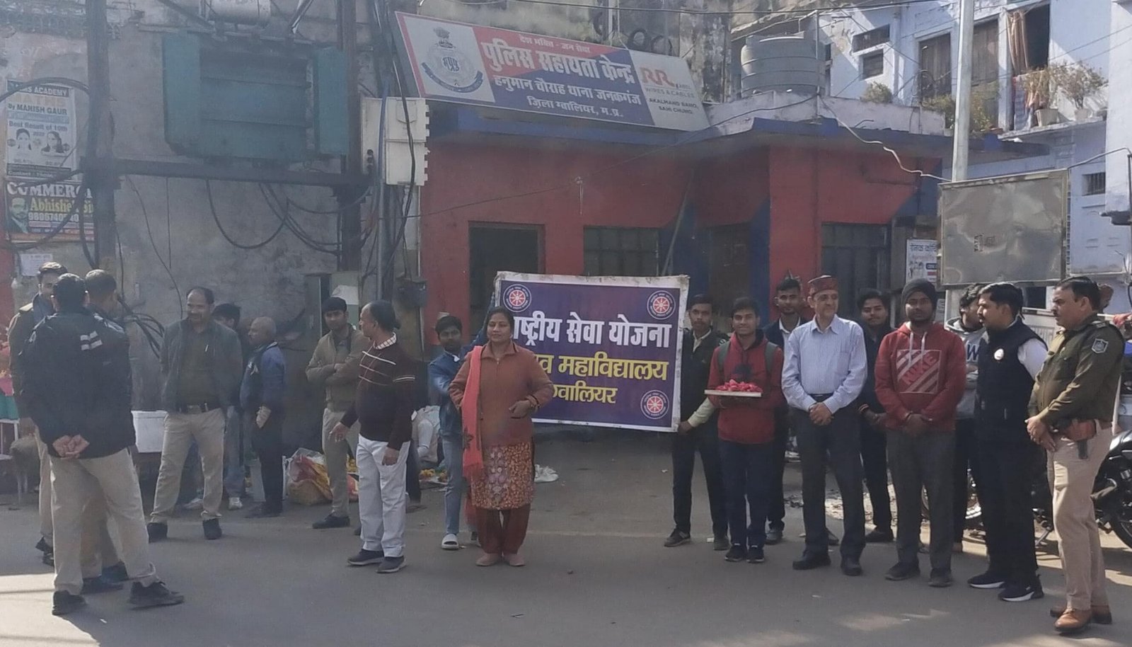 यातायात जागरूकता के लिये हेलमेट एवं सीट बेल्ट लगाने के लिए गुलाब का फूल देकर सड़क सुरक्षा सप्ताह के अंतर्गत एन.एस.एस. माधव महाविद्यालय द्वारा कार्यक्रम