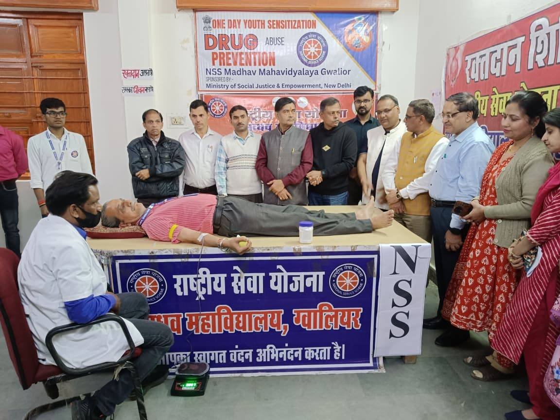 27 फरवरी 2026  महाविद्यालय की राष्ट्रीय सेवा योजना द्वारा रेडक्रॉस सोसायटी के सहयोग से रक्तदान  शिविर का आयोजन किया गया