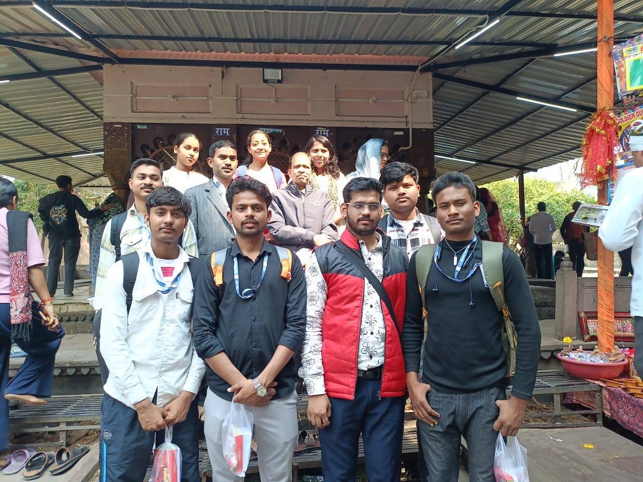 महाविद्यालय ग्वालियर के भूगोल विभाग की कक्षा बी. ए. तृतीय वर्ष के विद्यार्थियों को ओरछा का एक दिवसीय भौगोलिक शैक्षणिक भ्रमण दिनांक 21/02/2026 को कराया गया।