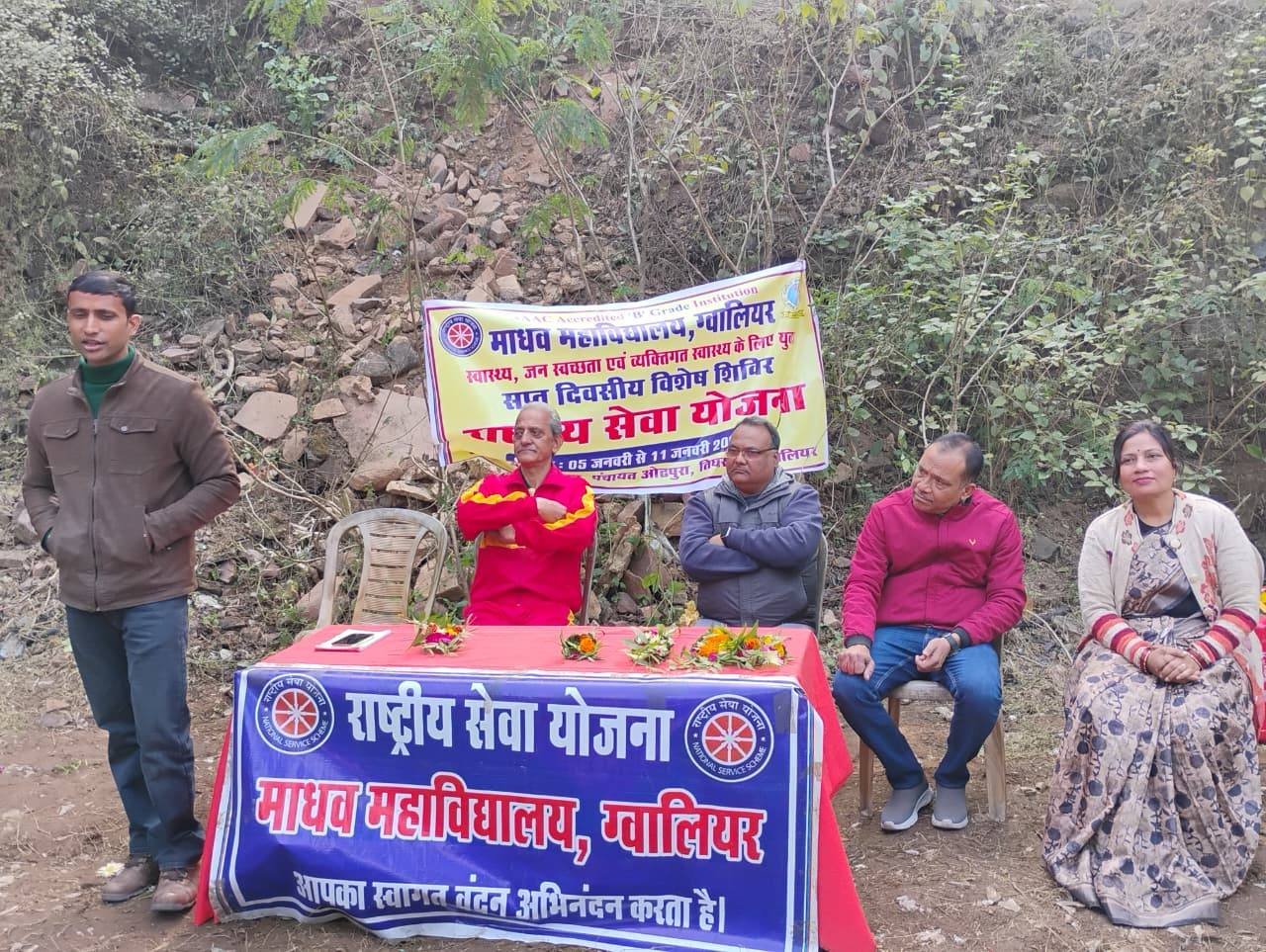 सप्त दिवसीय विशेष शिविर के तीसरे दिन स्वयंसेवकों ने SDERF कमानडेंट द्वारा सी.पी.आर. प्रशिक्षण प्राप्त किया 