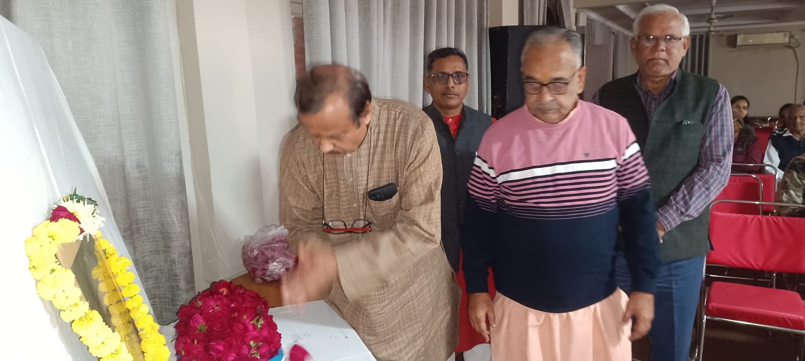 29 दिसंबर 2024 को माधव महाविद्यालय के संस्थापक प्राचार्य डॉ.श्रीधर गोपाल कुंटे जी की पुण्य स्मृति दिवस पर स्वर श्रद्धांजलि कार्यक्रम का आयोजन किया गया अर्पित 